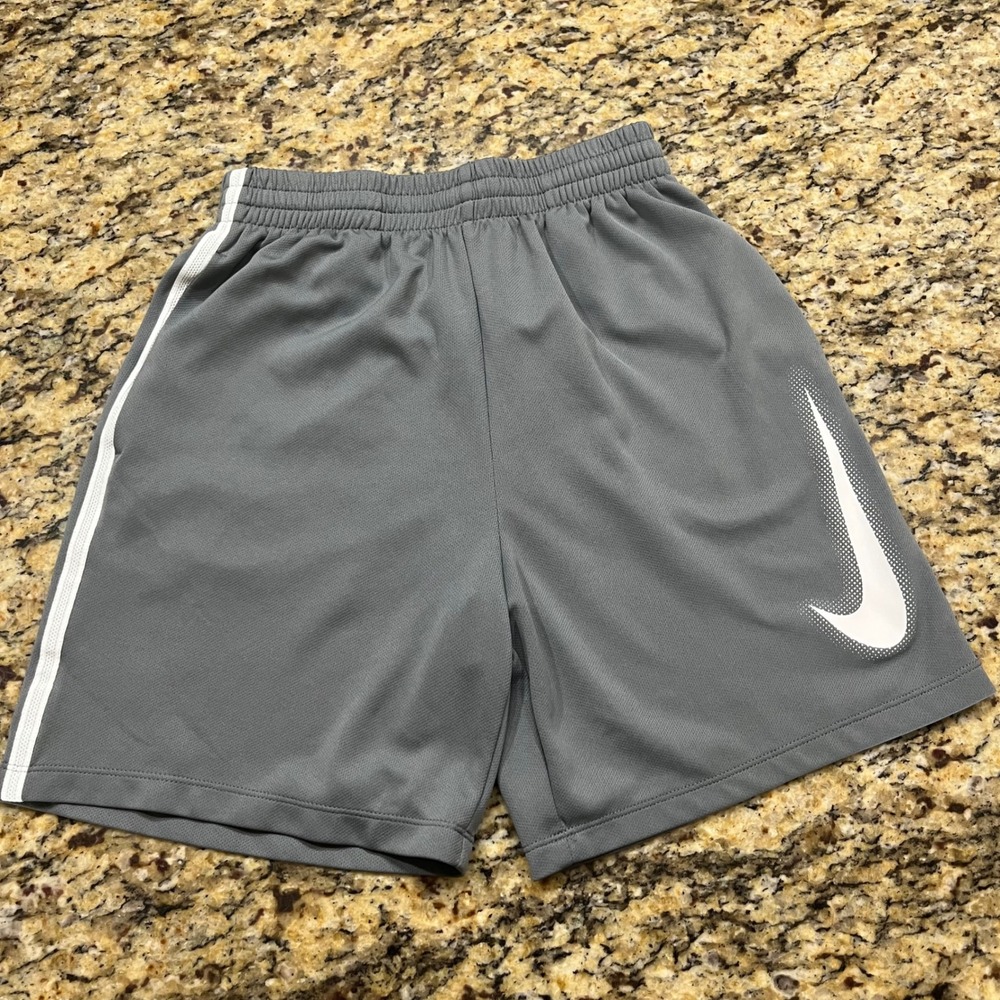 Nike Dri-FIT Boys Gray Athletic Shorts Large L Swoosh Logo Pockets Stripe